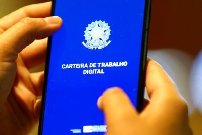 O aplicativo Carteira de Trabalho Digital &eacute; a principal ferramenta para consultar o PIS e outros benef&iacute;cios sociais. -  (crédito: Marcello Camargo / Ag&ecirc;ncia Brasil)