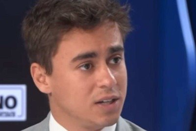 Nikolas Ferreira (PL) em entrevista ao croata Stephen Nicola Bartulica, na Europa -  (crédito: Reprodução/Redes sociais)