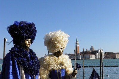 <p>O Carnaval de Veneza é uma das celebrações mais conhecidas do planeta. Todos os anos, milhares de turistas viajam até a cidade italiana para ver ou participar dos desfiles de fantasias. Uma grande festa que se espalha pela cidade. A festa dura vários dias.</p>
 -  (crédito: Imagem de Yeimi por Pixabay)