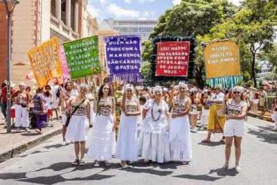 O Afronta BH reúne blocos periféricos e de matriz africana, como o Saravá Seu Benedito, que levantam as bandeiras da diversidade e do respeito -  (crédito: Patrick Arley / divulgação)