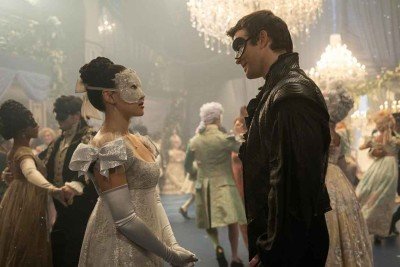 Sophie Baek (Yerin Ha) e Benedict Bridgerton (Luke Thompson) se conhecem em baile de máscaras, mas ela desaparece à meia-noite, ao ouvir as 12 badaladas -  (crédito: Netflix/divulgação)