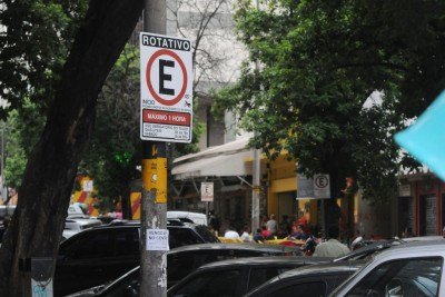Estacionamento rotativo na rua dos Guajajaras, no Centro da capital -  (crédito: Tulio Santos/EM/D.A Press)