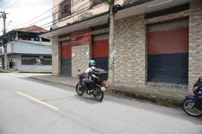 Emanuelly Geovanna foi uma das tr&ecirc;s v&iacute;timas do crime que ocorreu em uma padaria em Ribeir&atilde;o das Neves, na Grande BH. Nathielly Kamilly e Ione Ferreira morreram no local -  (crédito: Gladyston Rodrigues/EM/D.A Press)