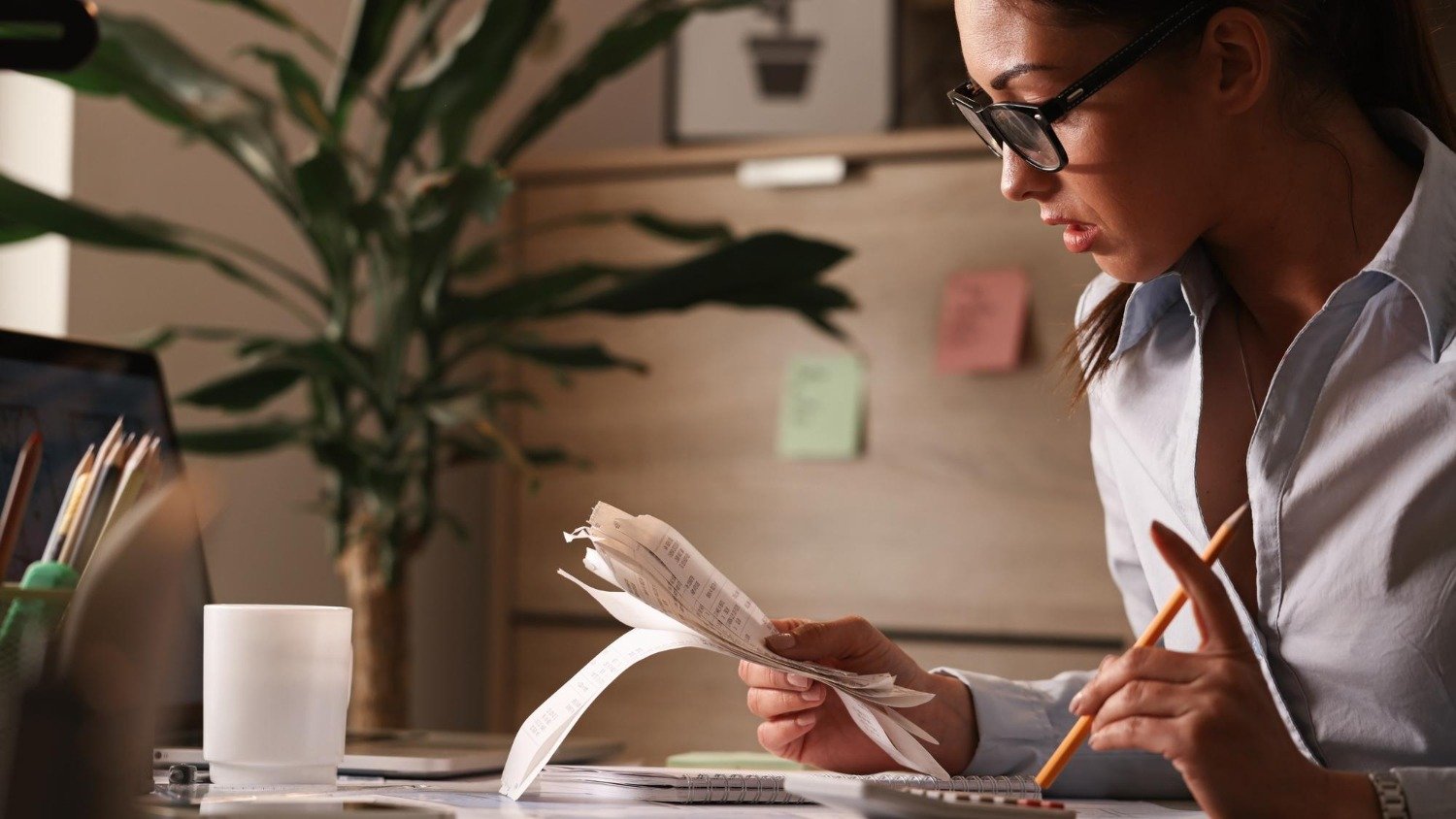 Como organizar as contas do mês e evitar o aperto no 5º dia útil - Drazen Zigic/ Freepik