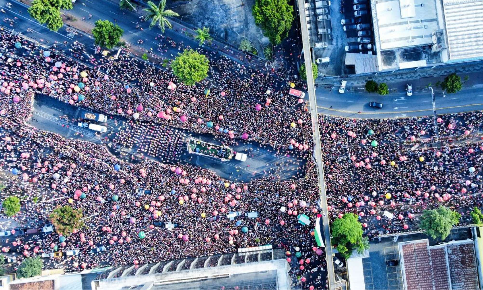 Criado em 2010, o Ent&atilde;o, Brilha! cresceu junto com o Carnaval de rua de Belo Horizonte e se consolidou como um dos blocos mais simb&oacute;licos da festa
