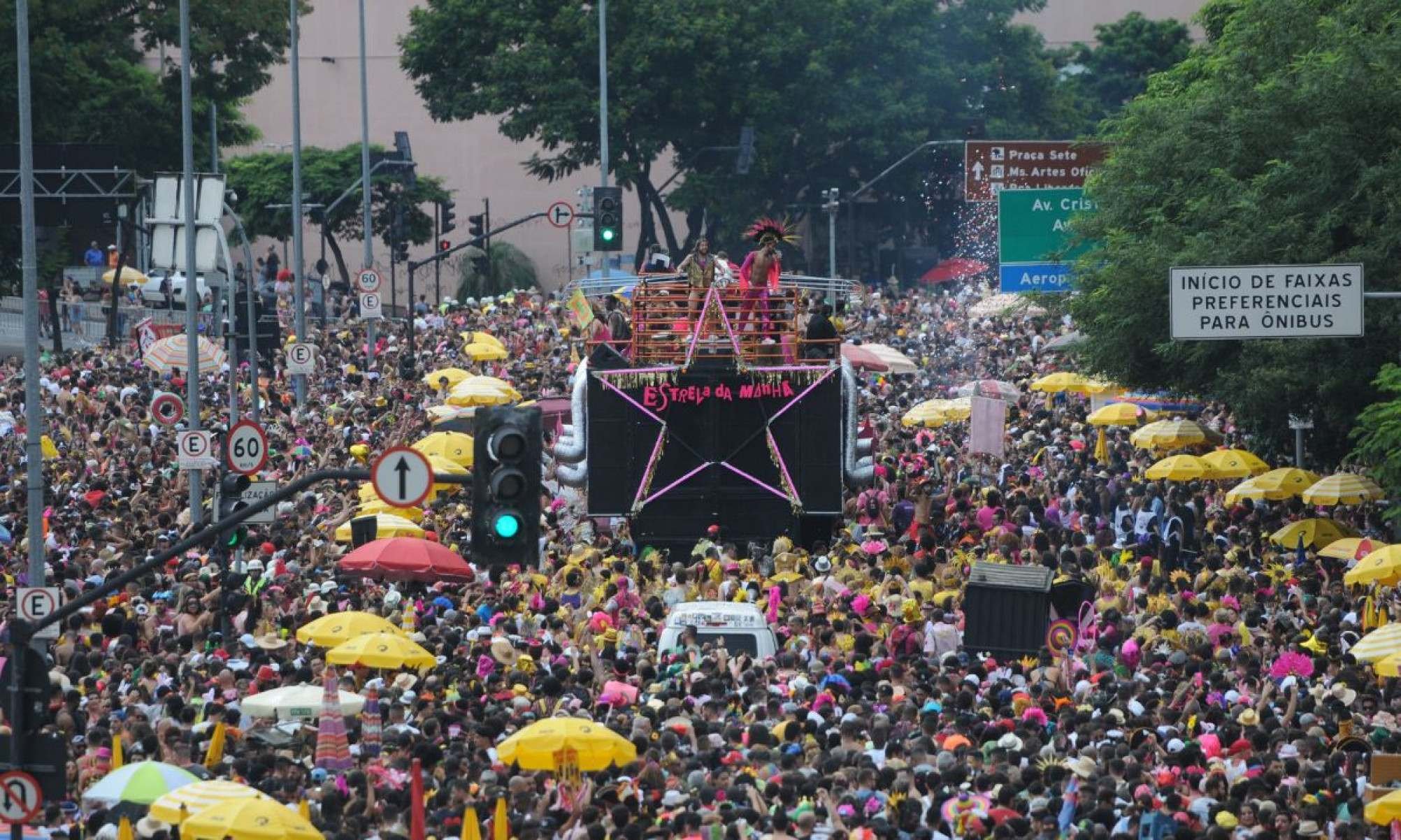 Com o tema "Tecnologia do Del&iacute;rio", o bloco aposta na imagina&ccedil;&atilde;o, na liberdade e na for&ccedil;a criativa do corpo para conduzir o cortejo de 2026
