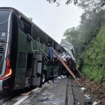 Batida de ônibus com caminhão deixa um morto e sete feridos na BR-381 - Corpo de Bombeiros/Reprodução