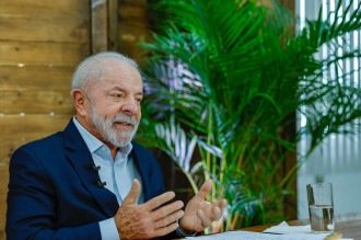 Lula afirma que política "apodreceu" 
