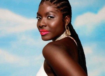 Meio a Meio: 1: Escolha duas cores contrastantes da linha Avon Power Stay para criar o impacto visual. 2: Com o aplicador de precisão, pinte um lado completo da boca (superior e inferior), parando exatamente na linha central. 3: Aplique a segunda cor no lado oposto. 4: Aguarde secar por alguns minutos sem friccionar os lábios para garantir a divisão perfeita e a durabilidade de 16 horas. Dica extra: para elevar ainda mais o nível da sua Lip Art, aplique o acabamento Matte de um lado e o Creamy Vinyl do outro. O contraste fica lindo. -  (crédito: Divulgação)