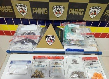Foram apreendidas 17 pedras de crack, 31 porções de cocaína, 13 buchas de maconha, além de dinheiro em espécie e diversos celulares -  (crédito: PMMG/Reprodução)