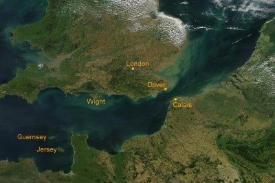 <p>O Canal da Mancha é um braço do Oceano Atlântico que separa a Inglaterra da França e conecta o Mar do Norte ao Atlântico, sendo historicamente conhecido como Mar Britânico. É uma das rotas marítimas mais movimentadas do mundo e palco de eventos decisivos na história europeia. Hoje, o canal simboliza tanto barreira quanto ponte cultural entre britânicos e franceses.</p>
 -  (crédito: reprodução)