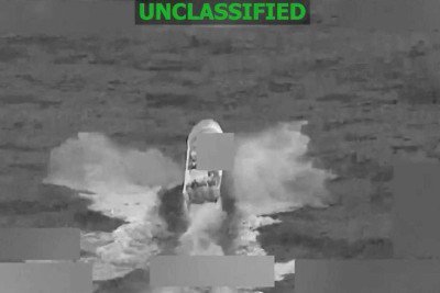 Captura de tela de vídeo postado na conta X do Comando Sul dos EUA (SOUTHCOM) mostra embarcação antes de ser atingida sob ordens do Comandante General Francis Donovan, quando supostamente transitava por rotas de narcotráfico em águas internacionais, em 5 de fevereiro de 2026 -  (crédito: frame de vídeo / US SOUTHERN COMMAND / AFP)