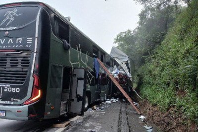 Uma passageira do ônibus ficou presa às ferragens e morreu no acidente na BR-381 -  (crédito: Corpo de Bombeiros/Reprodução)