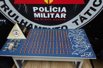 Com o suspeito, foram apreendidos 149 pinos de cocaína, sete buchas e uma porção maior de maconha, além de 181 pedras de crack -  (crédito: PMMG/Reprodução)