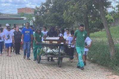 Menina assassinada em padaria é velada em Ribeirão das Neves na manhã desta sexta-feira (6/2) -  (crédito: Edésio Ferreira/EM/D.A Press)