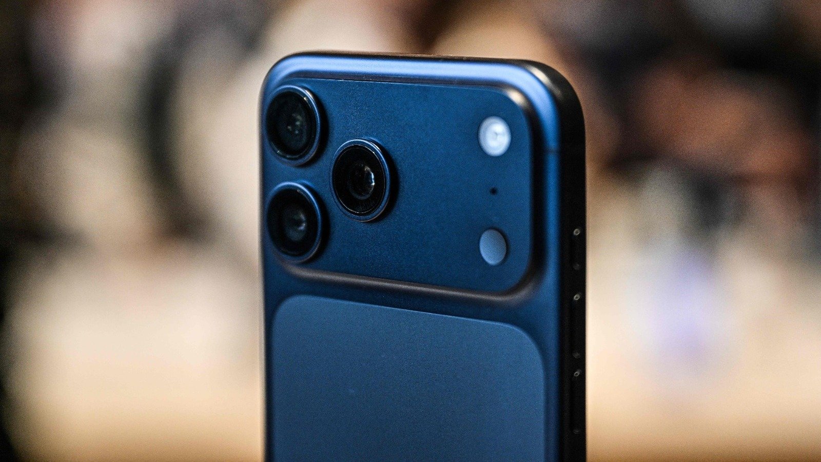Usu&aacute;rios de iPhone enfrentam problemas com alarmes que n&atilde;o tocam, uma falha ligada a configura&ccedil;&otilde;es do pr&oacute;prio aparelho. -  (crédito: Hector RETAMAL / AFP)