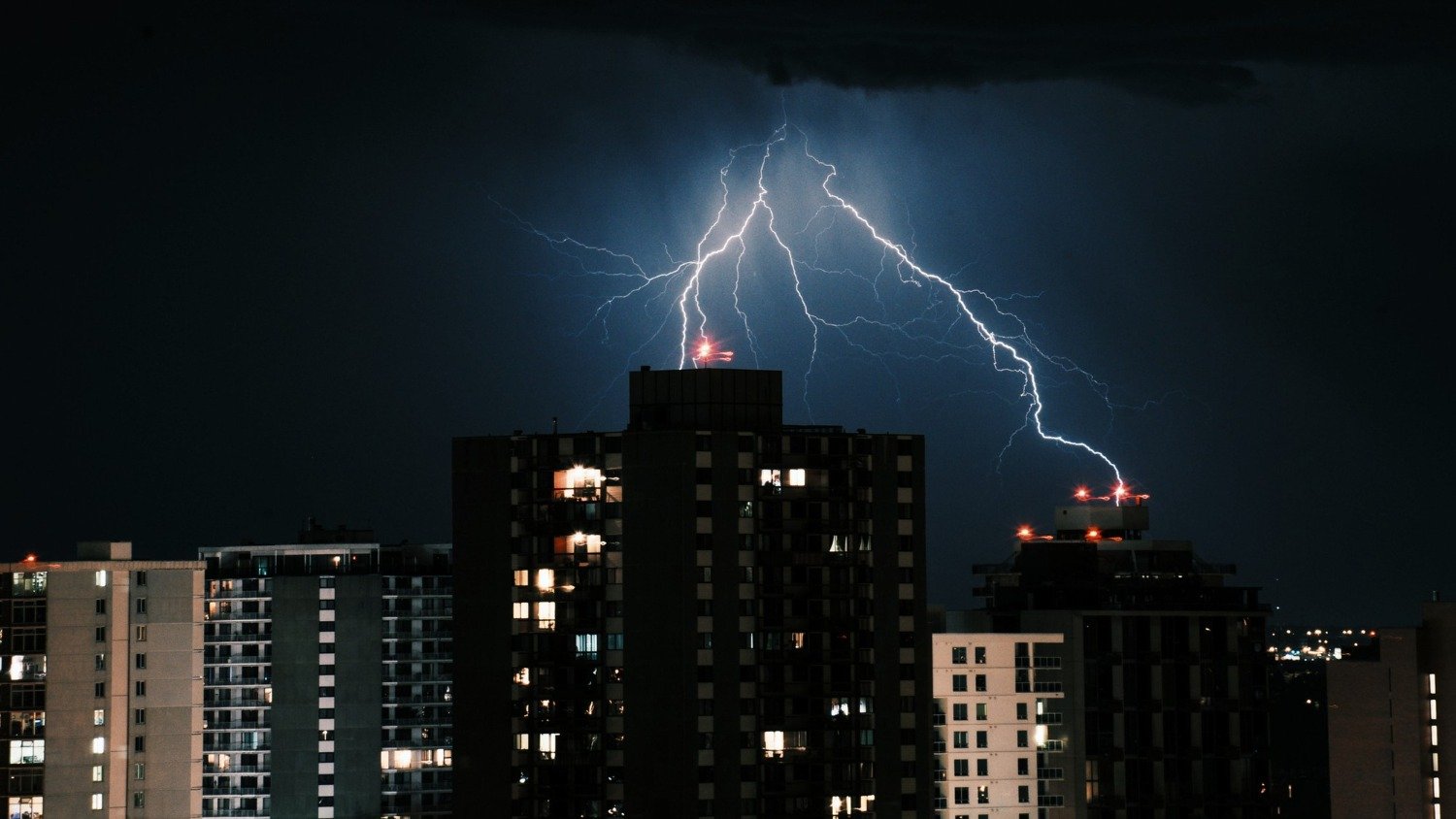 Como proteger seus eletrônicos durante quedas de energia e tempestades - wirestock/ Freepik