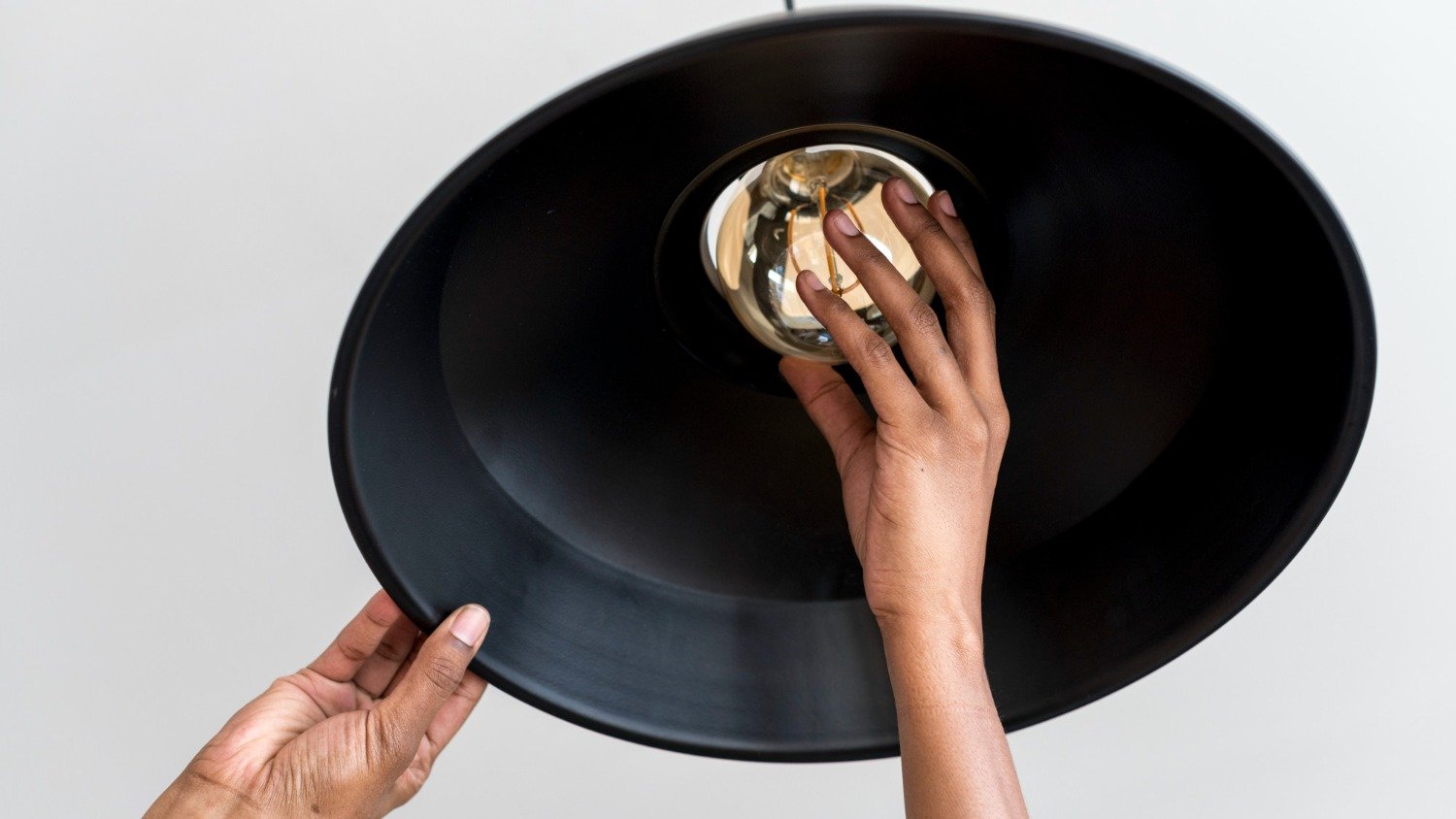 7 dicas para reduzir o consumo de energia e economizar na conta de luz - Rawpixel via Freepik