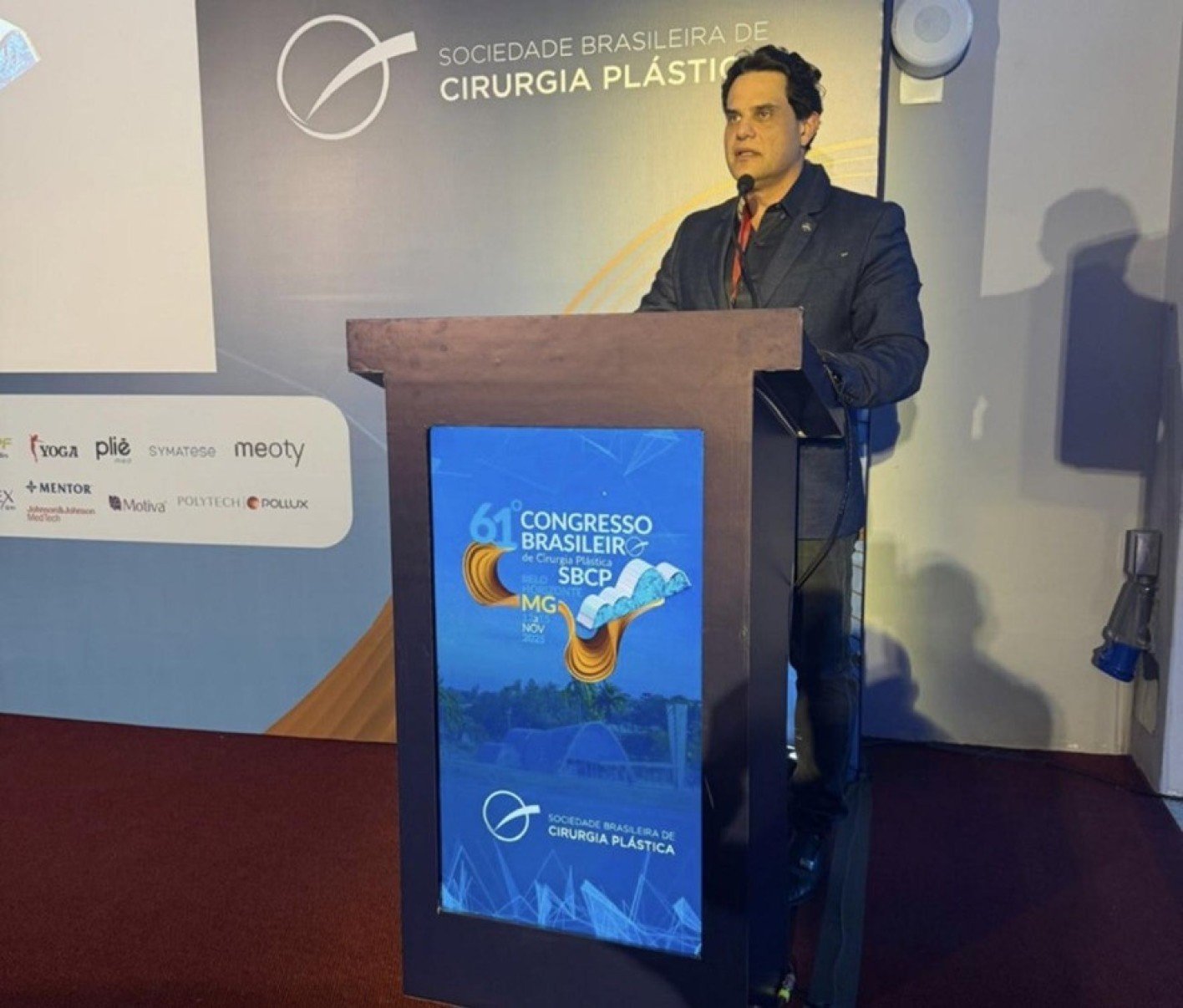 Cirurgião plástico Dalvo Neto apresenta técnicas avançadas - DINO