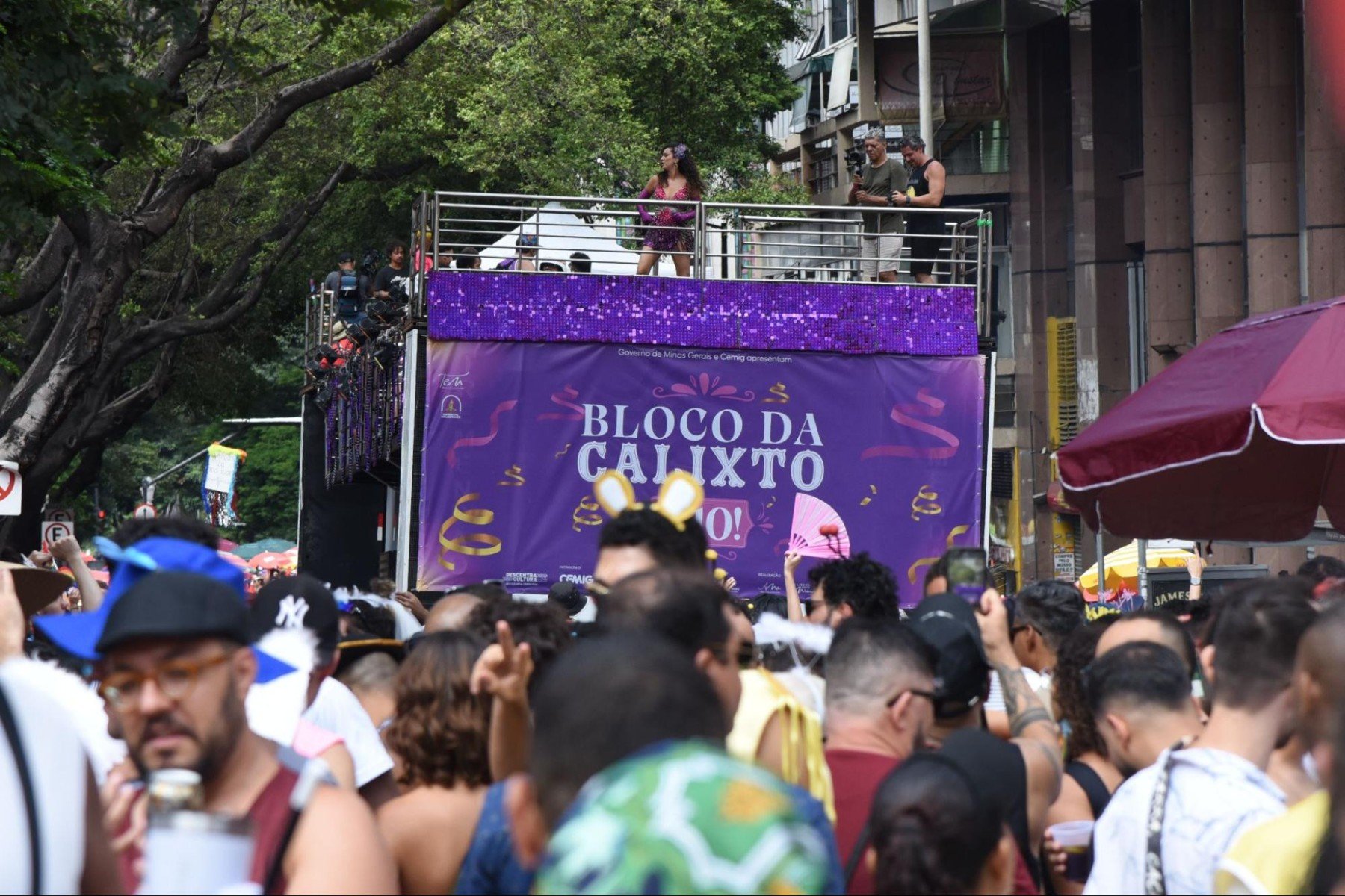 Criado em 2014 e comandado por Aline Calixto, o bloco se consolidou como um dos maiores do Carnaval de Belo Horizonte