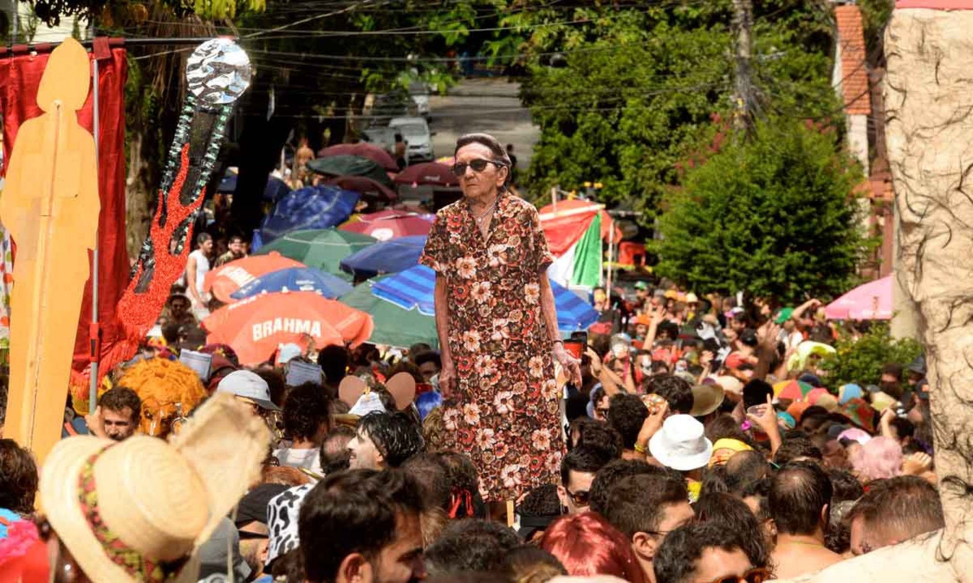 Dona Sebastiana em BH: Cortejo do Bloco Queimando o filme, no Santa Tereza