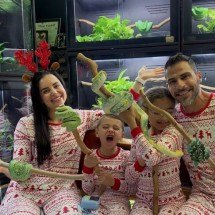 Família mora com 130 cobras e crianças até dormem com as serpentes - Arquivo Pessoal