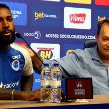 Gerson no dia da apresentação no Cruzeiro, na Toca da Raposa, ao lado de Pedro Lourenço, dono do clube celeste -  (crédito: Jair Amaral/EM/D.A Press)