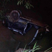 MG: carro capota, cai em ribanceira e fica submerso em rio - CBMMG