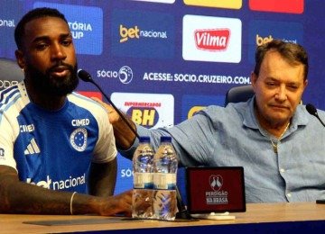 Gerson no dia da apresentação no Cruzeiro, na Toca da Raposa, ao lado de Pedro Lourenço, dono do clube celeste -  (crédito: Jair Amaral/EM/D.A Press)