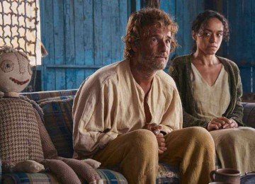 Rodrigo Santoro, no papel do pescador solit&aacute;rio Cris&oacute;stomo, contracena com a atriz Rebeca Jamir, no filme 'O filho de mil homens' -  (crédito: Netflix/divulga&ccedil;&atilde;o)