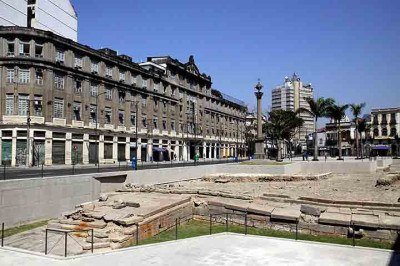 <p>O sítio arqueológico do Cais do Valongo, na Zona Portuária do Rio de Janeiro carrega muita cultura e a história dos escravos. Assim, o governo federal sancionou a Lei 15.203, que reconhece o local como patrimônio histórico-cultural afro-brasileiro essencial à formação da identidade nacional.</p>
 -  (crédito:  Halley Pacheco de Oliveira/Wikimédia Commons)