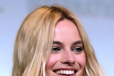 <p>Margot Robbie elogiou publicamente o ator Wagner Moura durante entrevista concedida ao UOL. A atriz australiana disse: “Quando ele estava no Globo de Ouro, com aqueles brincos… Mas claro, também um excelente ator”, em tom humorado.</p>
 -  (crédito: wikimedia commons Gage Skidmore)