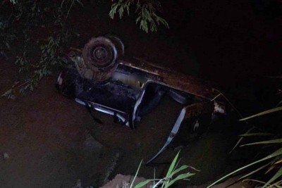 Carro parou em um rio que margeia a via -  (crédito: CBMMG)