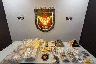 PM prende casal com submetralhadora, drogas, munições e dinheiro, em Governador Valadares -  (crédito: PMMG)