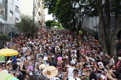 No cortejo do tradicional bloco Mama na Vaca, foli&otilde;es n&atilde;o deram tr&eacute;gua e lotaram as ruas do Santo Ant&ocirc;nio, na Regi&atilde;o Centro-Sul da capital -  (crédito: Ed&eacute;sio Ferreira/EM/D.A Press)