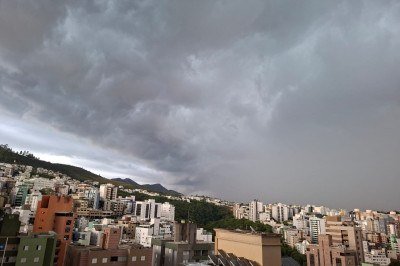 No Bairro Buritis, na Regi&atilde;o Oeste de BH, o tempo est&aacute; fechado e indica chuva chegando  -  (crédito: Vera Schmitz /EM/D.A Press)