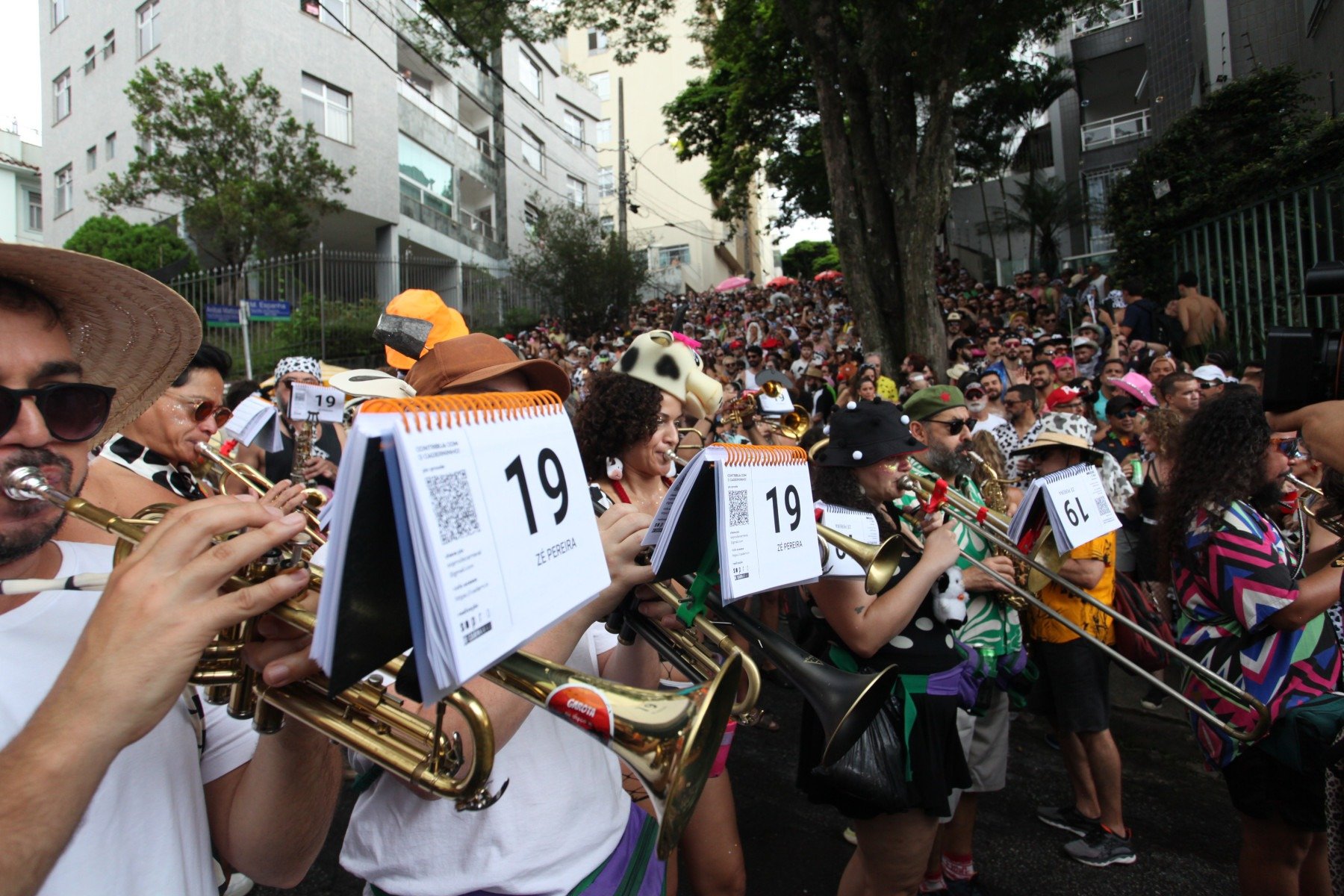Bloco Mama na Vaca nas ruas do Bairro Santo Ant&ocirc;nio, em BH
      -Ed&eacute;sio Ferreira/EM/D.A Press