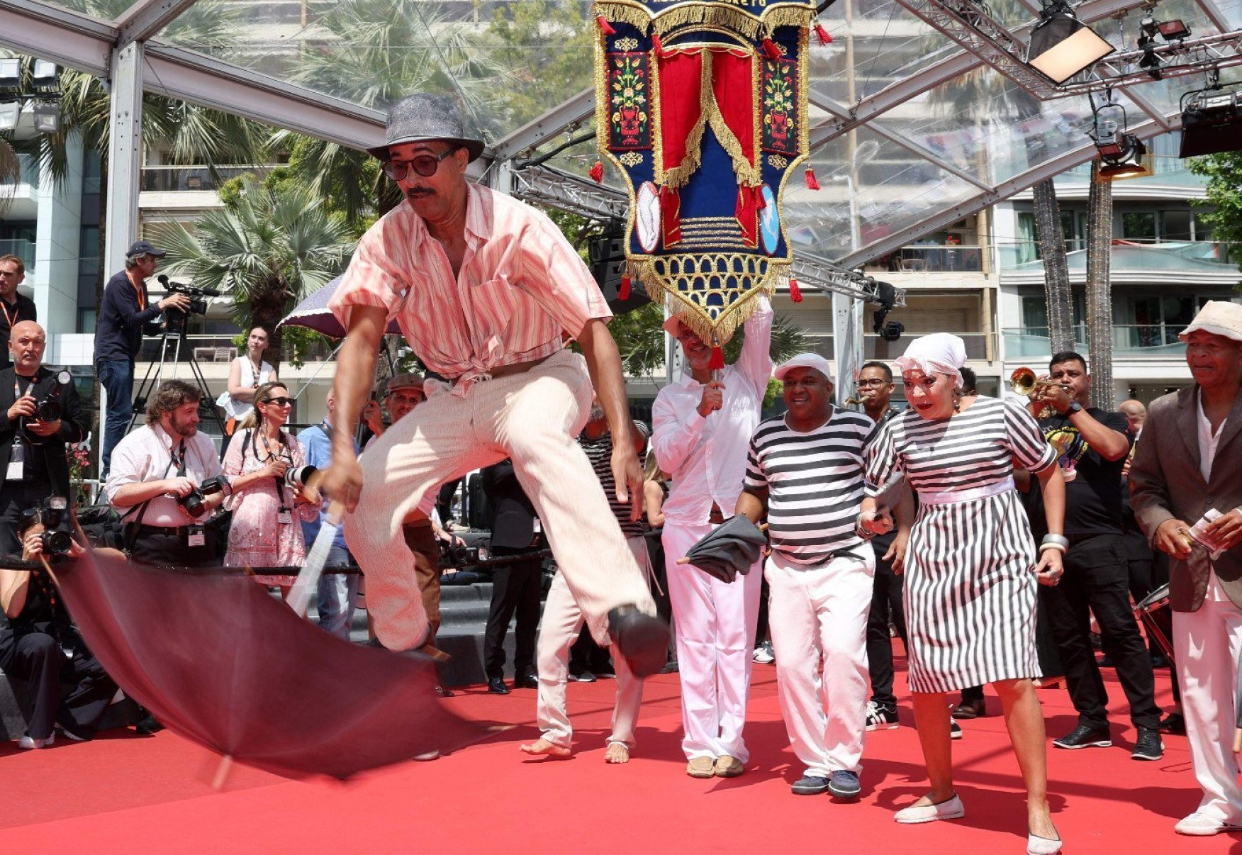  Dan&ccedil;arinos de frevo se apresentam no tapete vermelho do Festival de Cannes 2025, a convite da equipe do filme O agente secreto