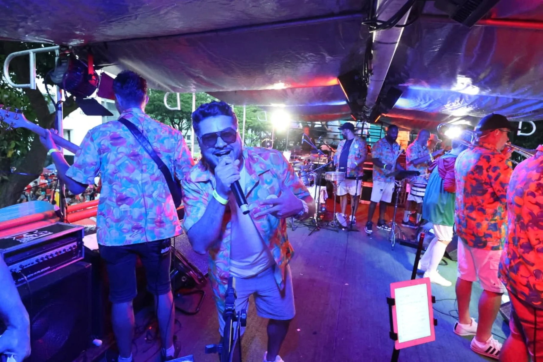 Atra&ccedil;&otilde;es musicais se apresentaram em trio el&eacute;trico-Marcos Vieira/EM/D.A Press