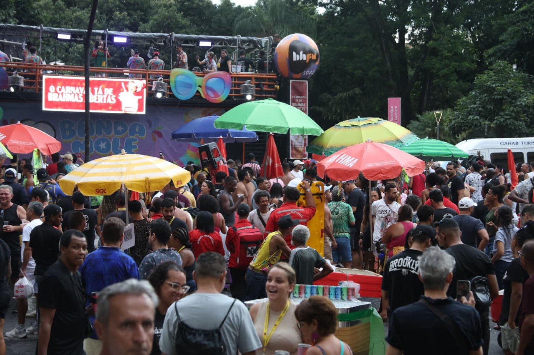 Desde 1975, a Banda Mole arrasta foli&otilde;es pelas ruas no s&aacute;bado que antecede o carnaval-Marcos Vieira/EM/D.A Press