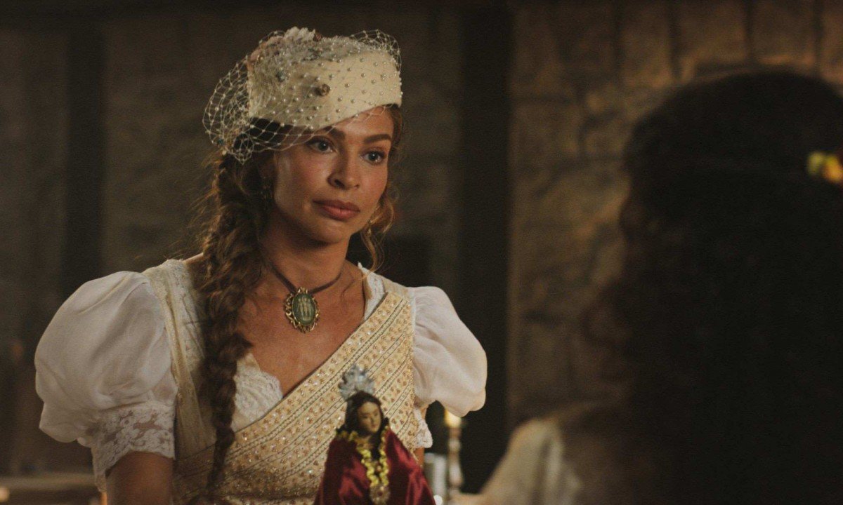 Atriz Grazi Massafera usa chap&eacute;u branco e figurino do s&eacute;culo 19 em cena da novela Dona Beja