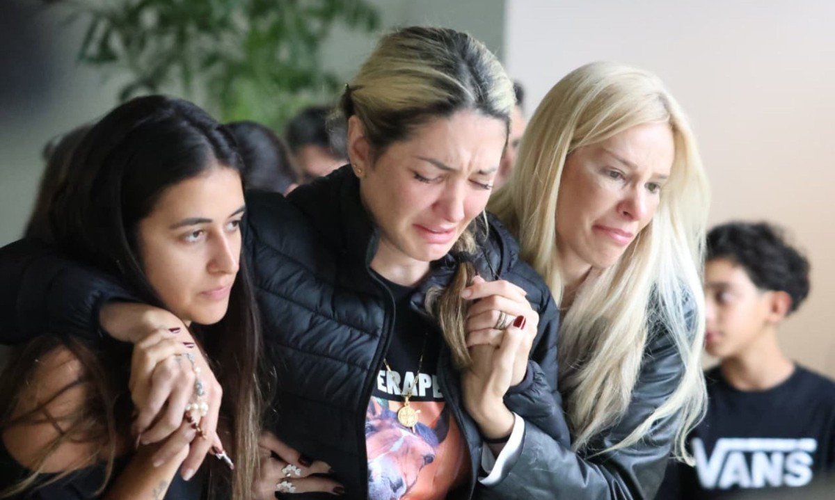 A esposa de Maderite, Nanda Maciel, amparada por familiares, visivelmente emocionada-Marcos Vieira/EM/D.A.Press