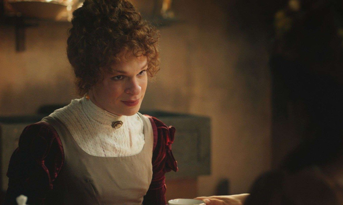  Ator Pedro Fasanaro usa vestido e acess&oacute;rios femininos como a personagem Severina, homem que se veste de mulher na novela Dona Beja 