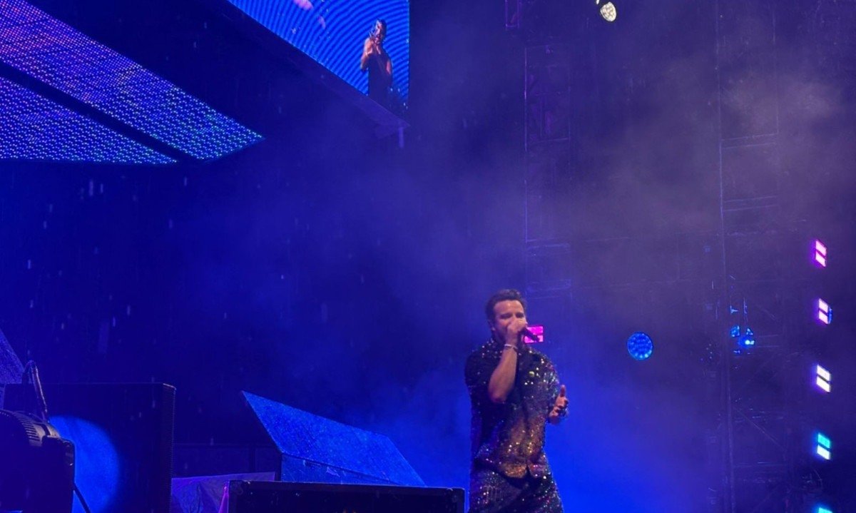 O primeiro convidado da noite foi o cantor e compositor cearense Matheus Fernandes