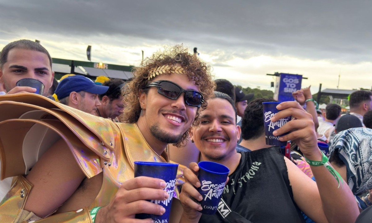 Enquanto Lucas Sampaio (esquerda) chamava a aten&ccedil;&atilde;o pela fantasia, Samuel Gil (direita) apostava em um show 'incr&iacute;vel'