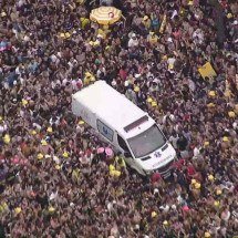 Foliões escalam muro e grades de proteção para fugir de tumulto em bloco