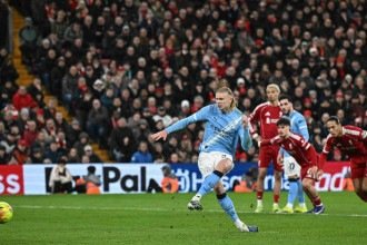 City vence Liverpool em final caótico e mantém caça ao líder na Premier League