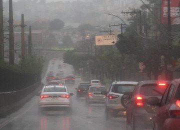 Chuva forte atinge Belo Horizonte na tarde deste domingo (8/2). Na foto, Avenida Cristiano Machado, na Região Norte -  (crédito: Marcos Vieira/EM/D.A.Press)