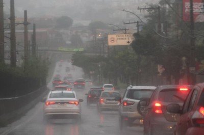 Chuva forte atinge Belo Horizonte na tarde deste domingo (8/2). Na foto, Avenida Cristiano Machado, na Região Norte -  (crédito: Marcos Vieira/EM/D.A.Press)