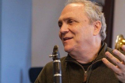 <p>O renomado músico de jazz Ken Peplowski, de 66 anos, foi encontrado morto em sua cabine no último dia do cruzeiro temático “<i data-path-to-node='1' data-index-in-node='114'>The Jazz Cruise ’26”</i>, em 1º de fevereiro.</p>
 -  (crédito: Reprodução @peplowskiken)